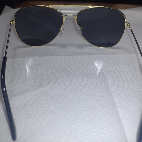 💜 Green Polarized Sunglasses 🕶️ - Picture 3 of 3